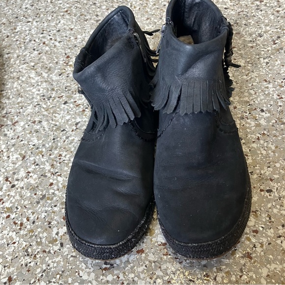Discontinued UGG Black Leather Fringe & Beaded Ankle Booties Moccasin (6.5) - Picture 3 of 7